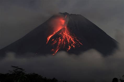  Der Gunung Merapi: Ein aktiver Vulkan und ein Fenster in die indonesische Geologie!