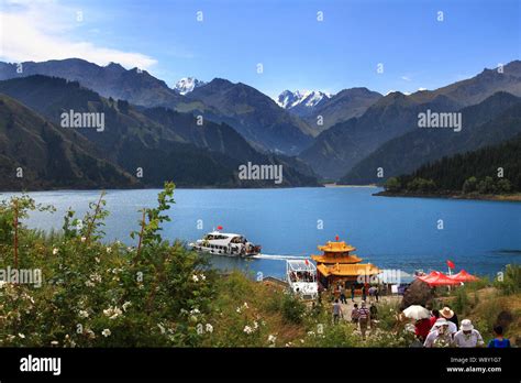 Der Tianchi See – Ein magisches Wasserparadies voller Spiegelungen!