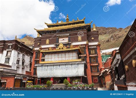  Der Tashilhunpo-Kloster: Eine Oase der Spiritualität und Architekturwunder im Herzen von Shigatse!